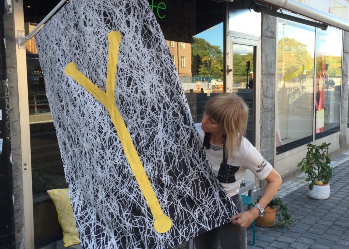 Kvinna som håller i en flagga med ett Y på