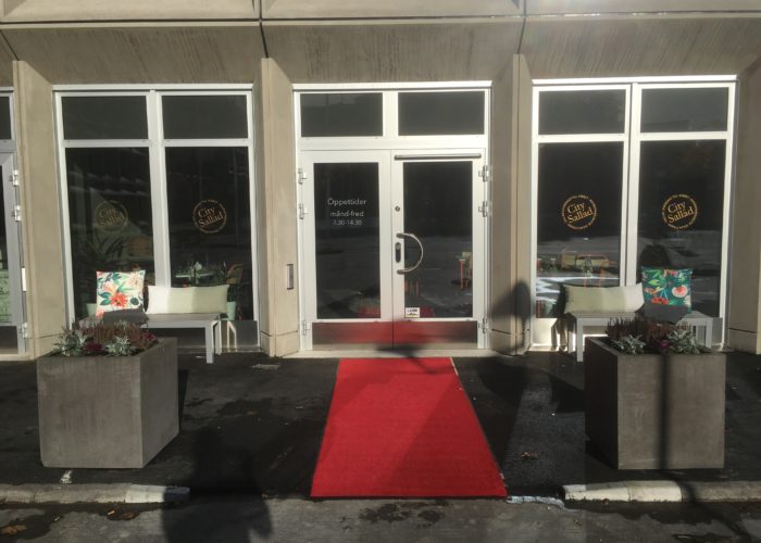 Exteriör vy av Citysallad restaurangen i Uppsala med tydlig skyltning och modern fasad.